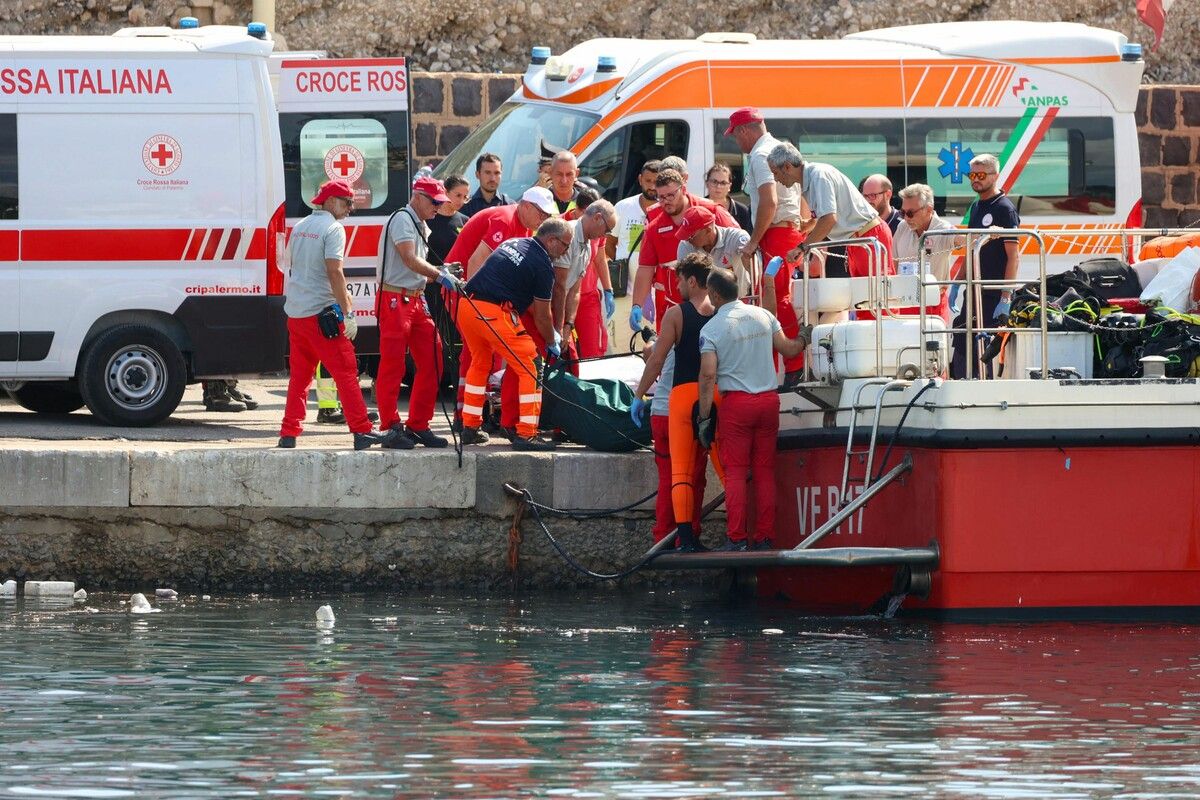 Rettungskräfte der Küstenwache und Feuerwehr sowie Taucher suchten gestern nach den Vermissten. Die Leiche eines Mannes wurde geborgen.⇒afp