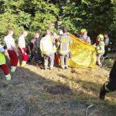 Landwirt bei Heuarbeiten aus Fahrzeug geschleudert
