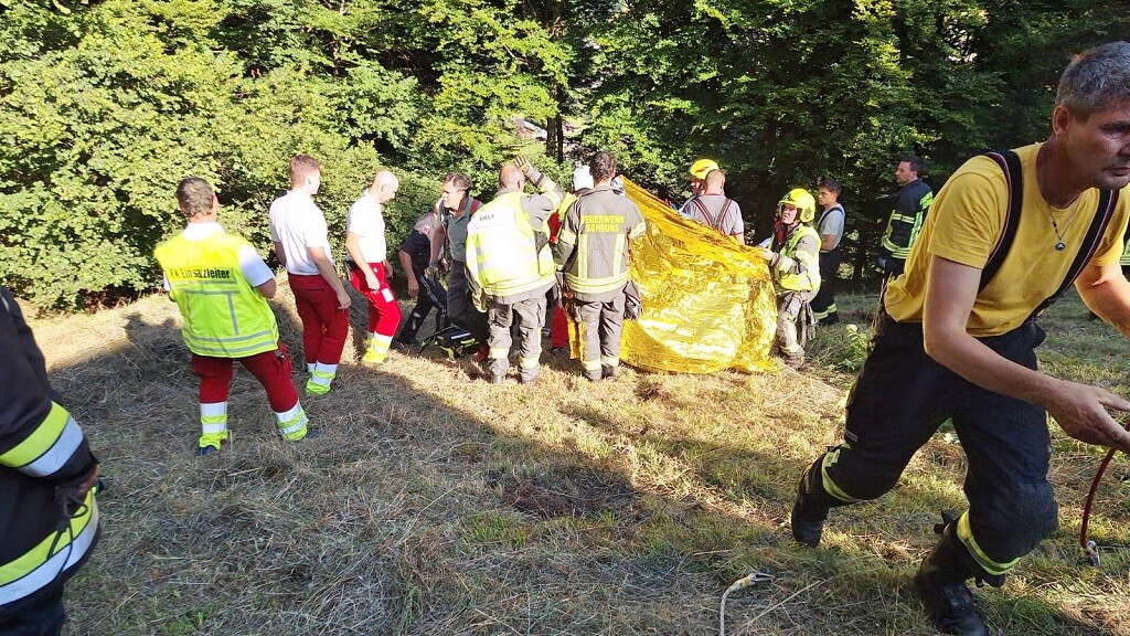 Rettungskräfte und Feuerwehr bei der Erstversorgung des Verunglückten am Unfallort. ⇒Feuerwehr Schruns