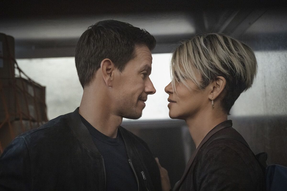 Roxanne (Halle Berry) ist die Highschoolliebe von Bauarbeiter Mike (Mark Wahlberg).⇒ap