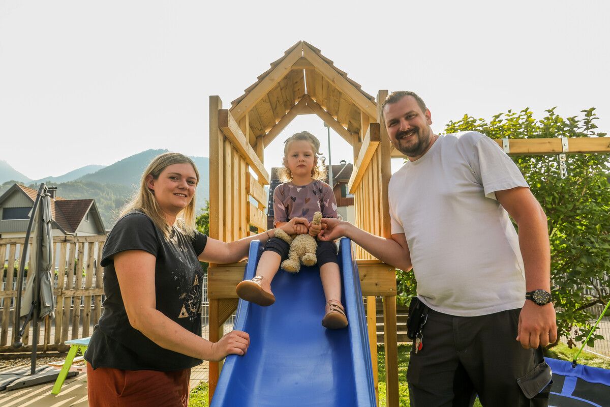 Sandra, Mia und Kevin Siller haben dank der großzügigen Spenden und der unermüdlichen Kraft ihrer Tochter bereits einen langen Weg zurückgelegt.⇒ VN/Steurer