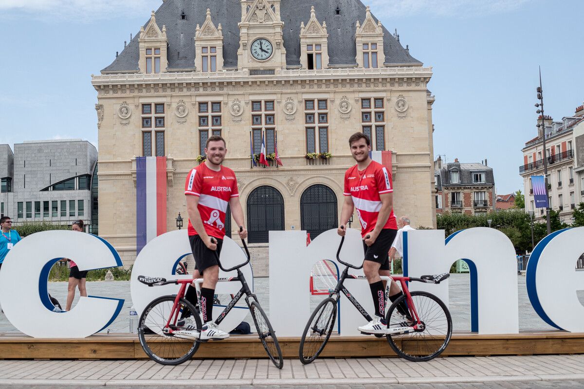 Schnetzer und Feurstein vor dem Chateau Vincennes.⇒⇒Cycling Austria/Peter Maurer