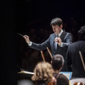 Leo McFall bleibt Chefdirigent des Symphonieorchesters Vorarlberg