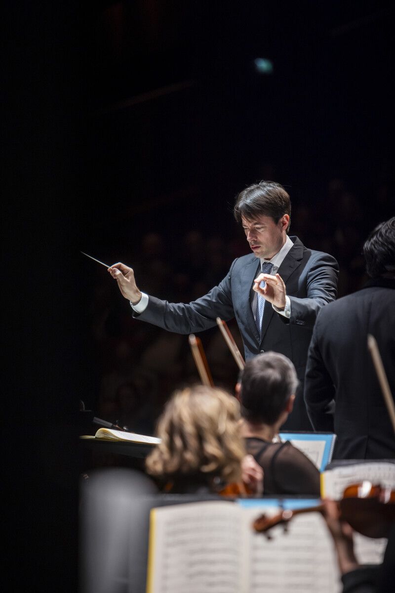 Seit der Saison 2020/21 ist Leo McFall Chefdirigent des Symphonieorchester Vorarlberg. ⇒mathis.studio