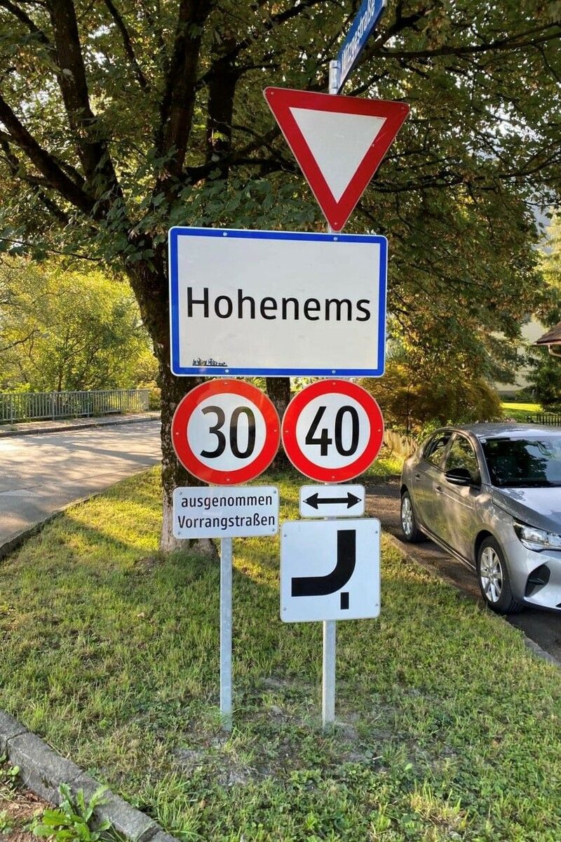 So wie auf dem linken Foto sahen die Tafeln an der Kreuzung Schwefelbadstraße/Walserstraße bis vor Kurzem aus. Rechts die neue Anordnung.⇒Lesereporter/Facebook, anonym
