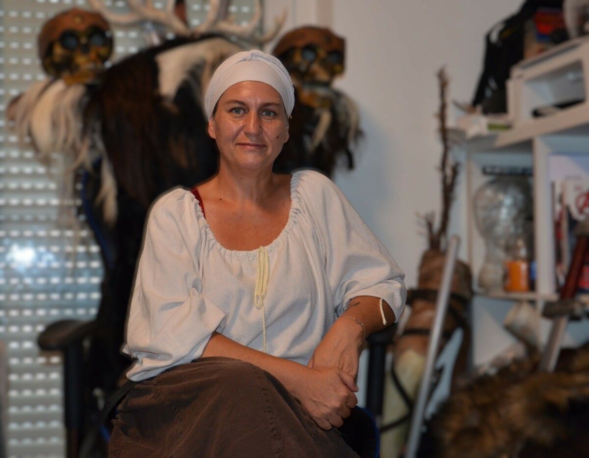 Sobald Nadine Bernhardt die Gewandung trägt, taucht sie in die Vergangenheit ein. ⇒HRJ
