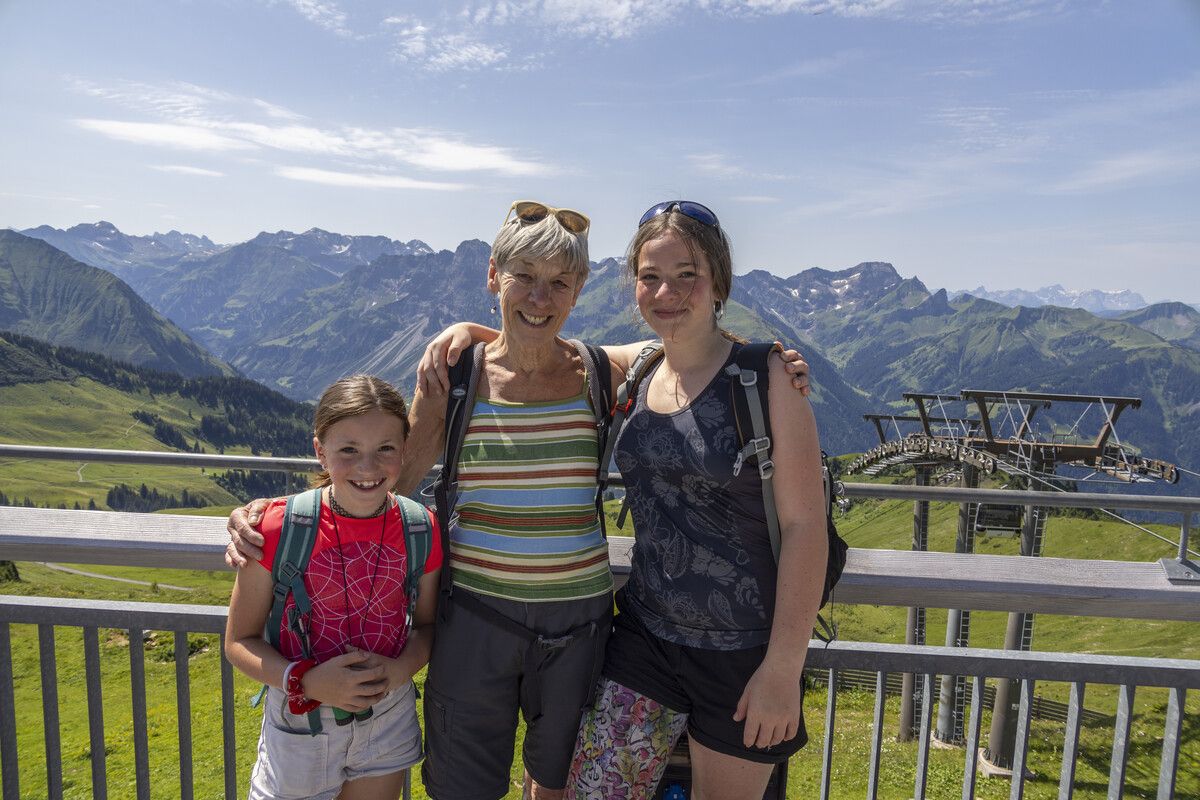 Sportlich unterwegs sind Brigitte Lipp und ihre Enkelinnen Lea und Pia.