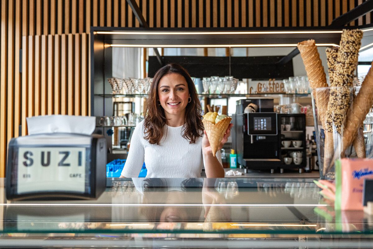 Suzana Marceta hat sich mit ihrem Eis-Café in Egg einen Traum erfüllt. ⇒VN/Rhomberg (3), Marceta (2)