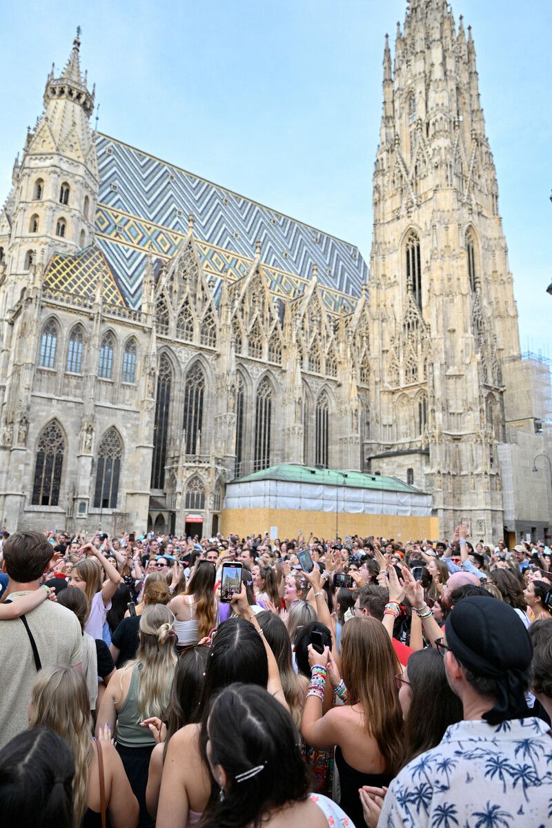 Swifties trotzten der Konzertabsage und sangen vor dem Stephansdom. ⇒RTS