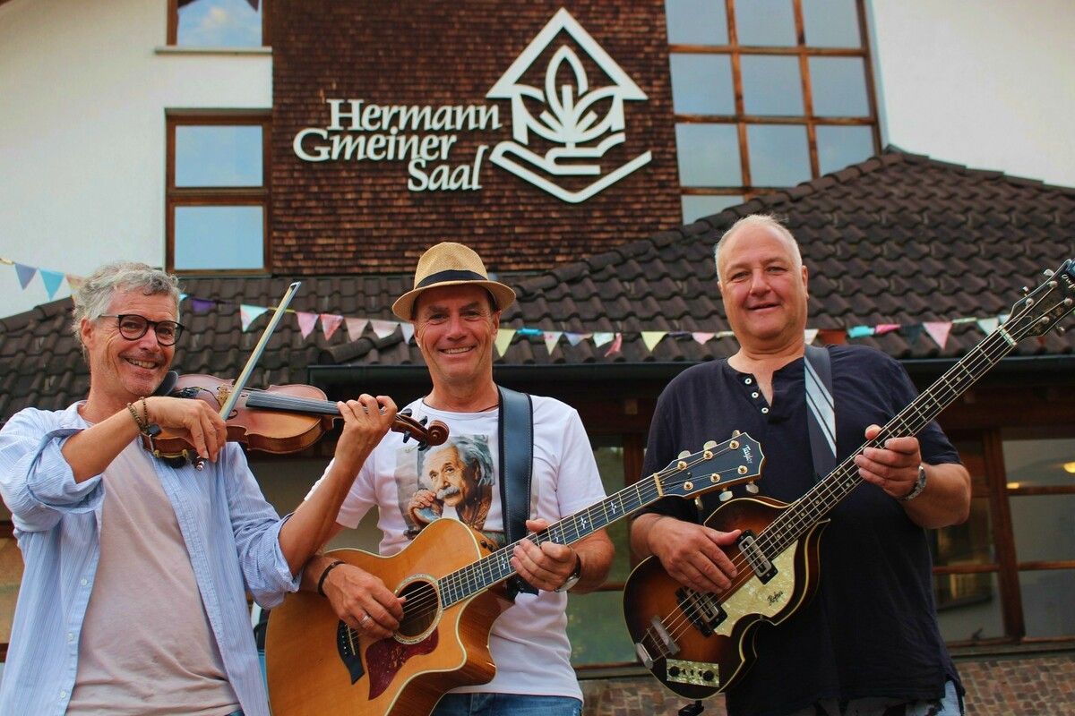 Symbolisches Fotoshooting mit den All Right Guys vor dem Hermann-Gmeiner-Saal.⇒STP