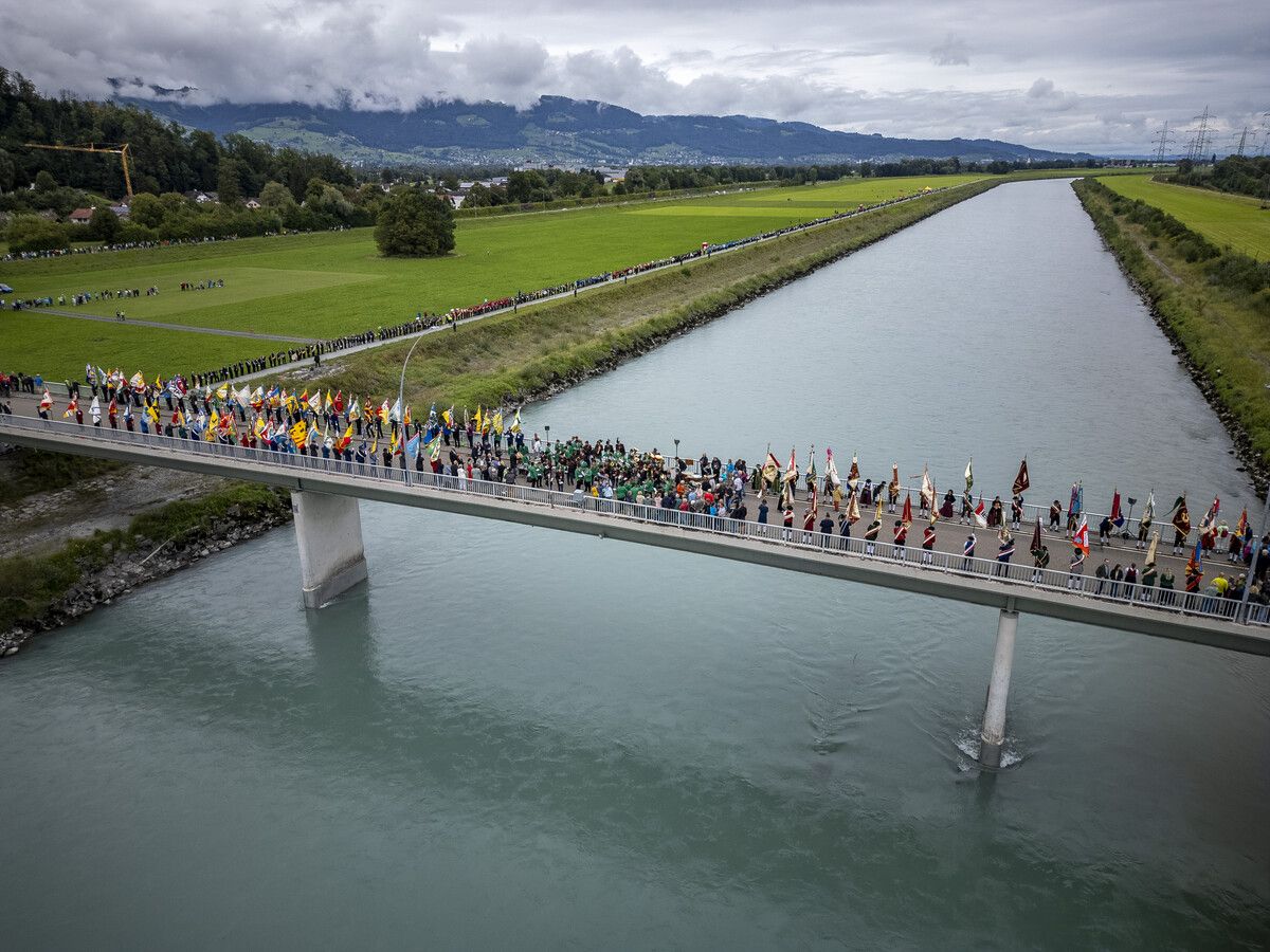 Tausende Blasmusiker musizierten Schulter an Schulter auf beiden Seiten des Rheins. ⇒VN/Paulitsch