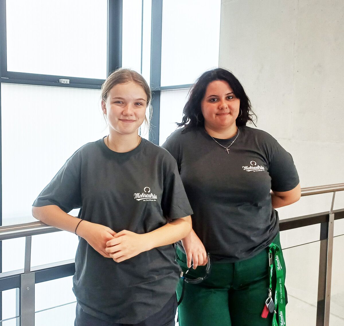 Teresa Steiner (li.) und Alina Lana Orsingher starteten am 1. August ihre Ausbildung.⇒Fa