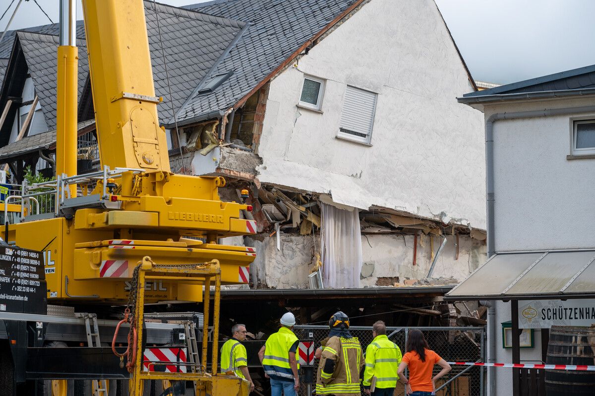 Über mehrere Stunden und mit schwerem Gerät haben die Retter versucht, sich Zugang zu dem Hotel zu verschaffen.⇒dpa