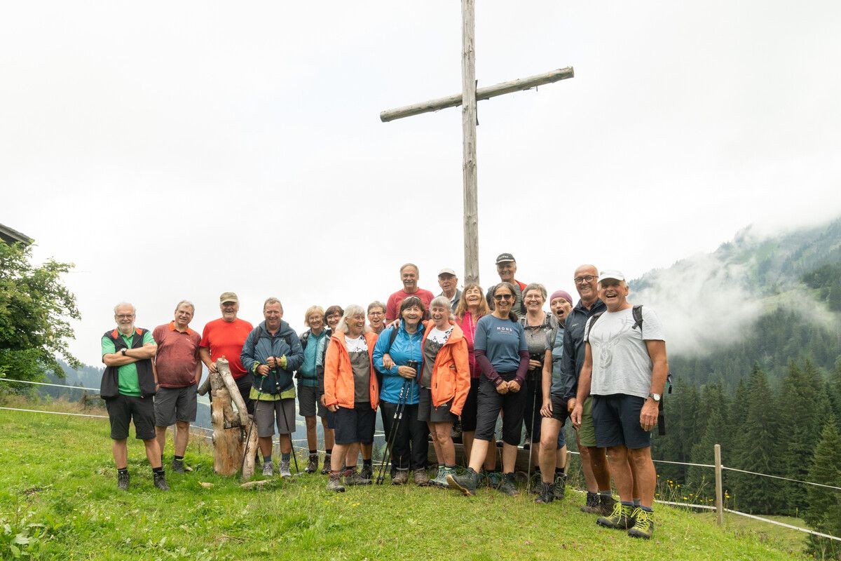 Über schmale Pfade zur Musik: Vorarlberg 50 plus OG Höchst erlebt abenteuerliche Wanderung zur Valors-Alpe.⇒Vorarlberg 50 plus OG Höchst