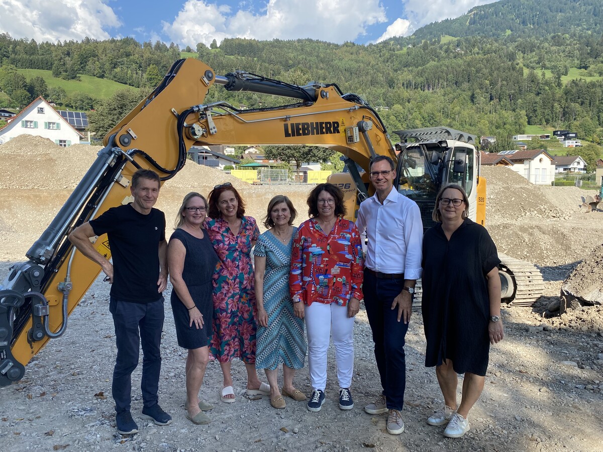 V. l.: Architekt Gerhard Gruber, Kindergartenleiterin Nicola Pellini, Direktorin Elisabeth Öttl, Landesstatthalterin Barbara Schöbi-Fink, Bürgermeisterin Alexandra Schalegg, Landeshauptmann Markus Wallner und Vizebürgermeisterin Heike Hartmann. ⇒vn/jun (2)