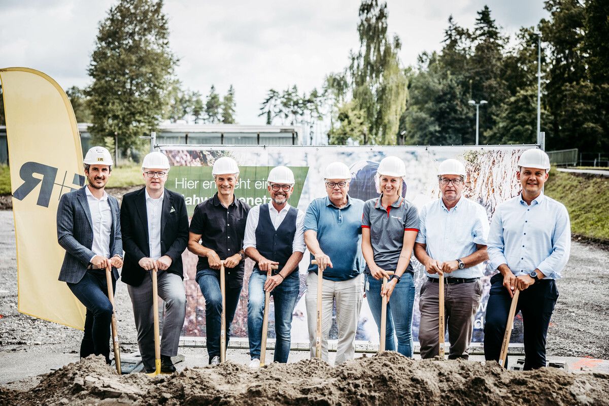 v. l. n. r.: Mario Bischof (GF i+R), Gerd Wegeler (illwerke vkw AG), Martin Reis (Vzbgm. Wolfurt), Michael Ritsch (Bgm. Bregenz), Heribert Hehle (SR Bregenz), Alexa Buck (Projektleitung), Wolfgang Winkler und Christian Meusburger (GF Nahwärme Weidach).⇒illwerke vkw / Sams