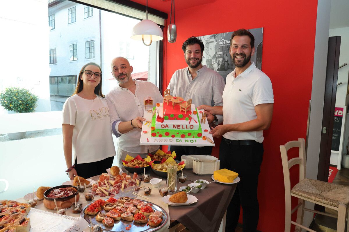 Valentina Napolitano, Aniello Annunziata, Kulturstadtrat Cenk Dogan und Bürgermeister Simon Tschann feierten zusammen das einjährige Jubiläum der Pizzeria.⇒ AME (4)