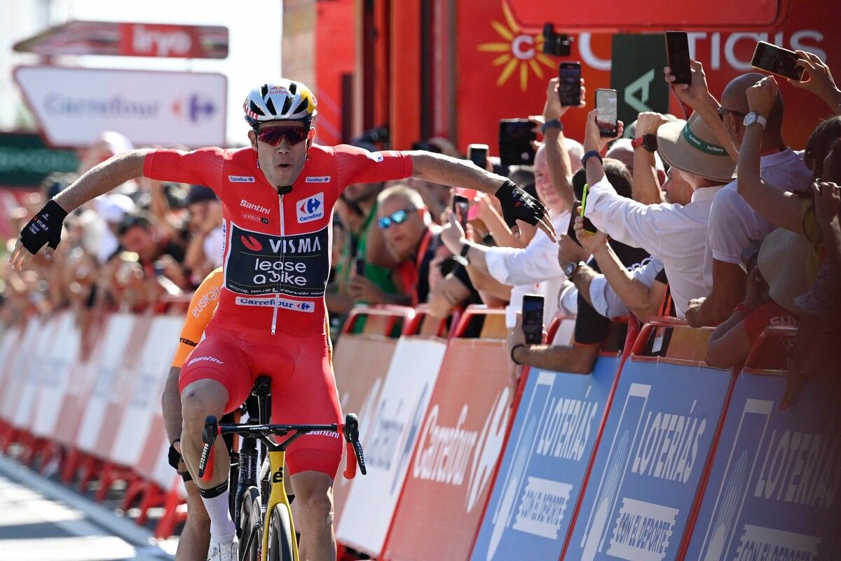 Van Aert jubelte mit seinem bekannten „Flügel-Jubel“.⇒Apa