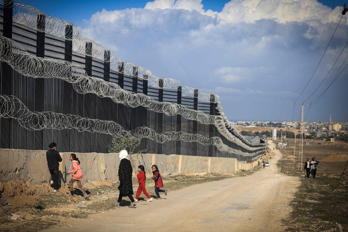 Vertriebene Palästinenser wandern entlang des Philadelphi-Korridors, entlang der Grenze des Gazastreifens zu Ägypten. ⇒AFP