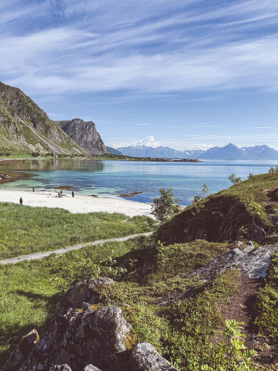 Vesterålen hat wunderschöne Strände. Das kristallklare Wasser lädt zum Schwimmen ein.