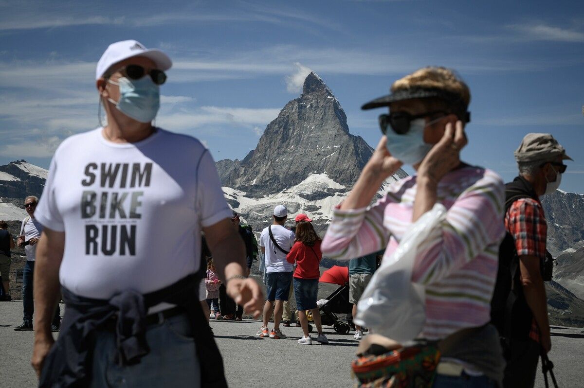 Viele Touristen kommen wegen des Matterhorns nach Zermatt. Für die Einheimischen werden die vielen Besucher immer mehr zur Belastung. ⇒AFP