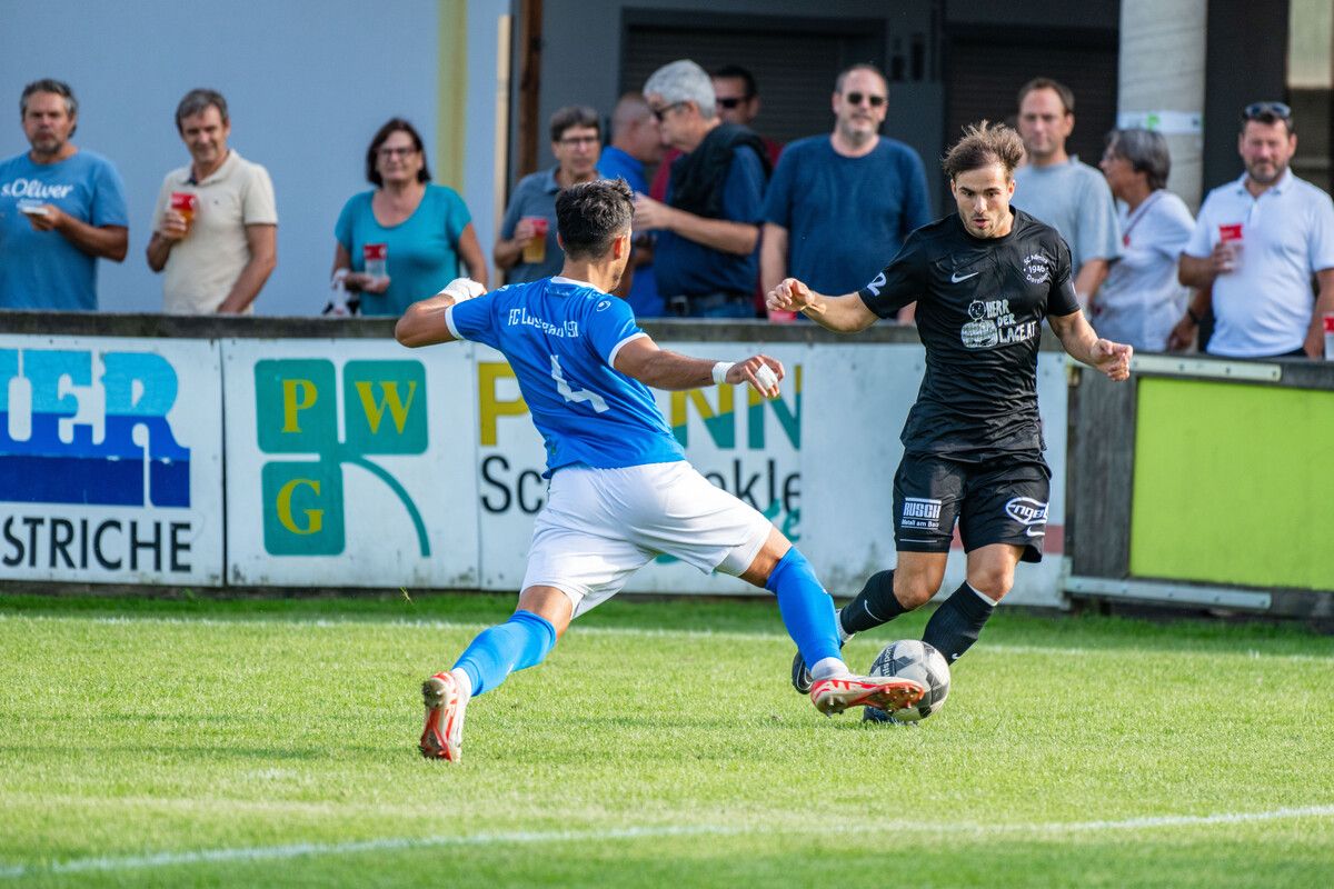 Viele Zweikämpfe bestimmten das Geschehen im Stadion an der Holzstraße.⇒Rhomberg