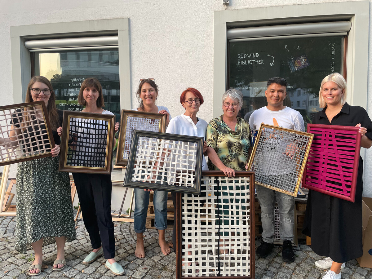 Vor dem Haus am Katzenturm konnte man die Aktionsgruppe beim Weben unterstützen. ⇒VN/Linher