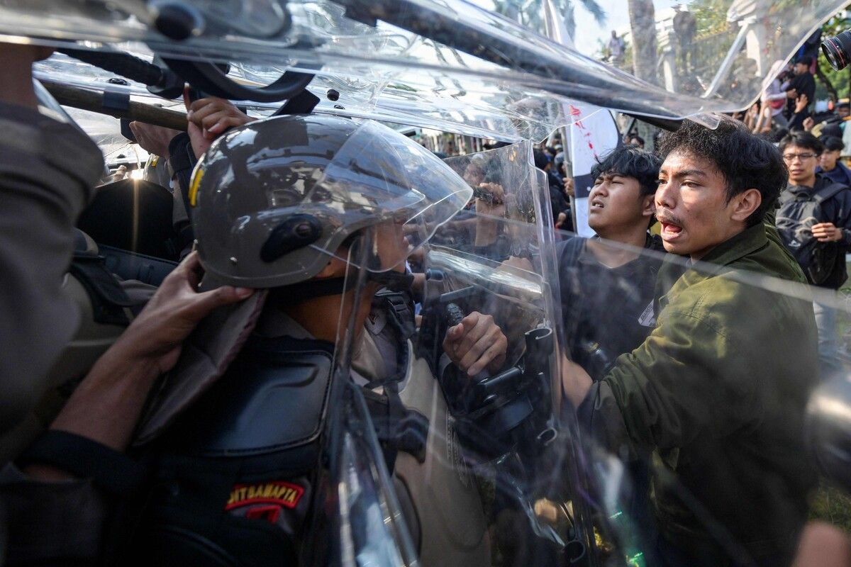 Vor dem Parlament in Jakarta kam es zu Protesten, da die Zulassungsregeln für Kandidaten bei einer Wahl in diesem Jahr geändert wurden. AFP