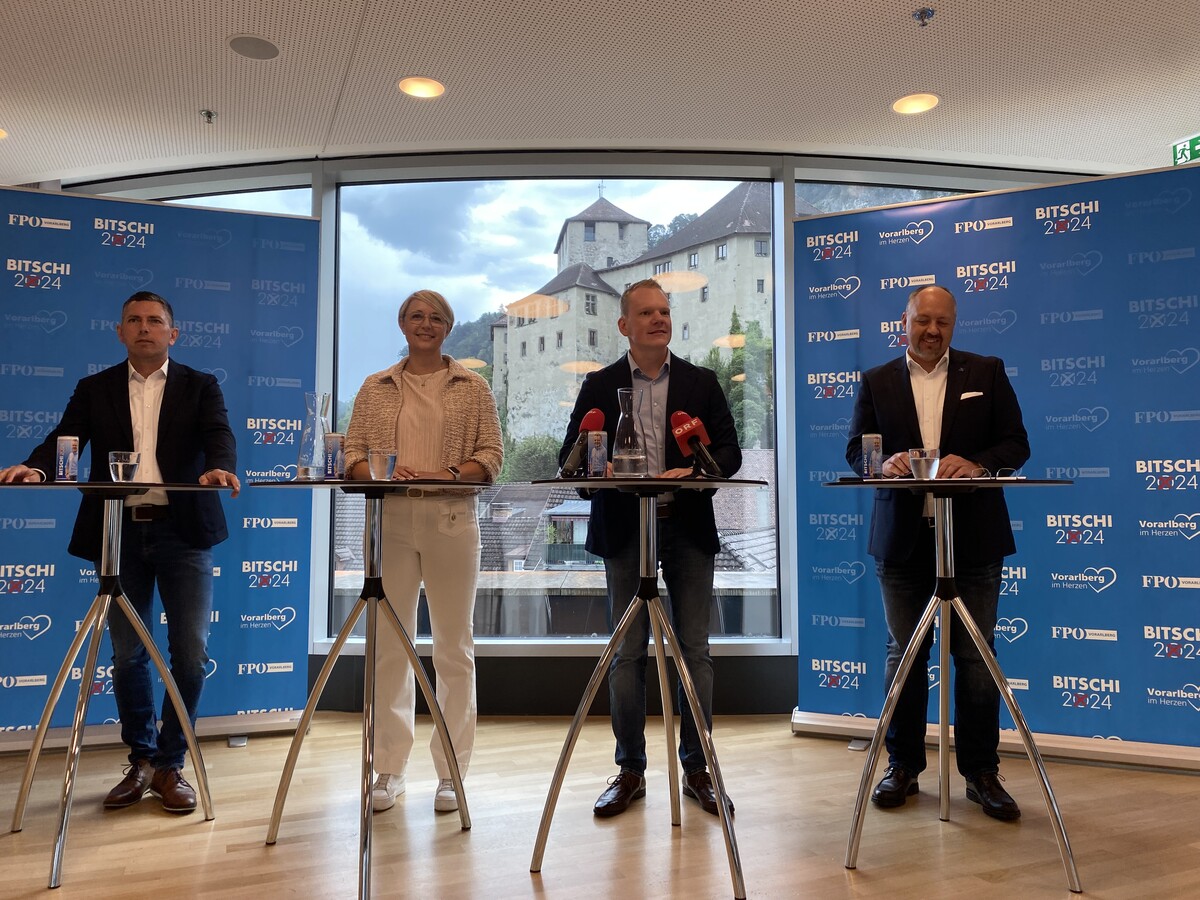 Vor der Kulisse der Schattenburg wurden die Schwerpunkte der FPÖ Vorarlberg präsentiert. ⇒VN/Rauch