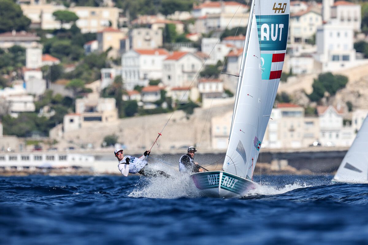 Vorschoter Lukas Mähr und Steuerfrau Lara Vadlau haben die Elemente im Griff.World Sailing