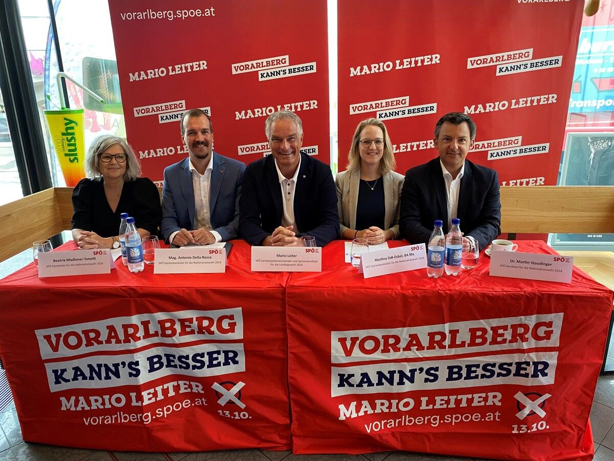 Vorstellung der SPÖ-Kandidaten für die Nationalratswahl (v. l.): Beatrix Madlener-Tonetti, Antonio Della Rossa, Martina Dell-Osbel und Martin Staudinger. In der Mitte: SPÖ-Landesparteiobmann Mario Leiter. ⇒VN/JUN