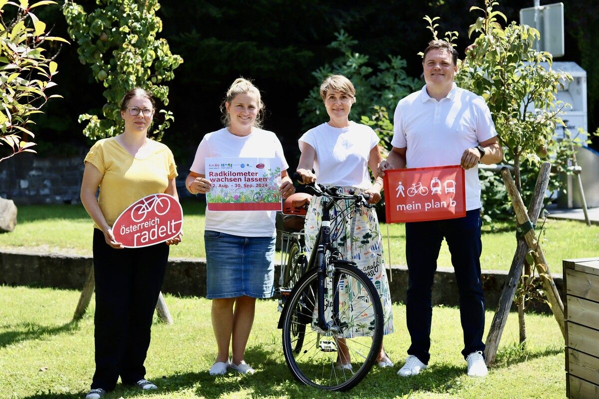 V.r.: Bgm. Thomas Schierle, Bgmin. Angelika Moosbrugger, Julie Buschbaum (KLAR!) und Irina Antlinger (Vorarlberg radelt).⇒plan b