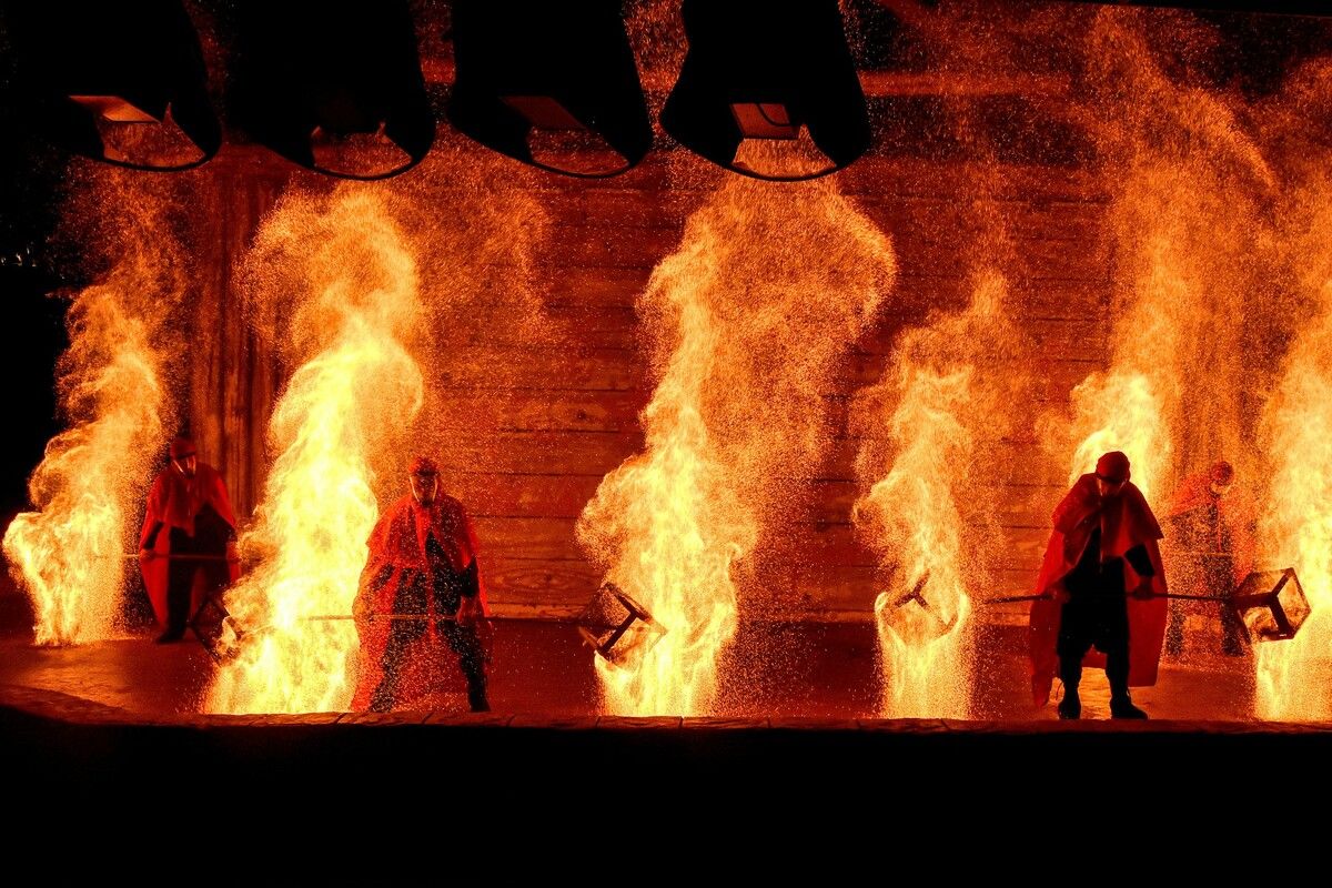 Während einer „Feuerkessel“-Aufführung in Handan (Nordchina) heizen die Darsteller den Zuschauern mit brennender Holzkohle ein. AFP