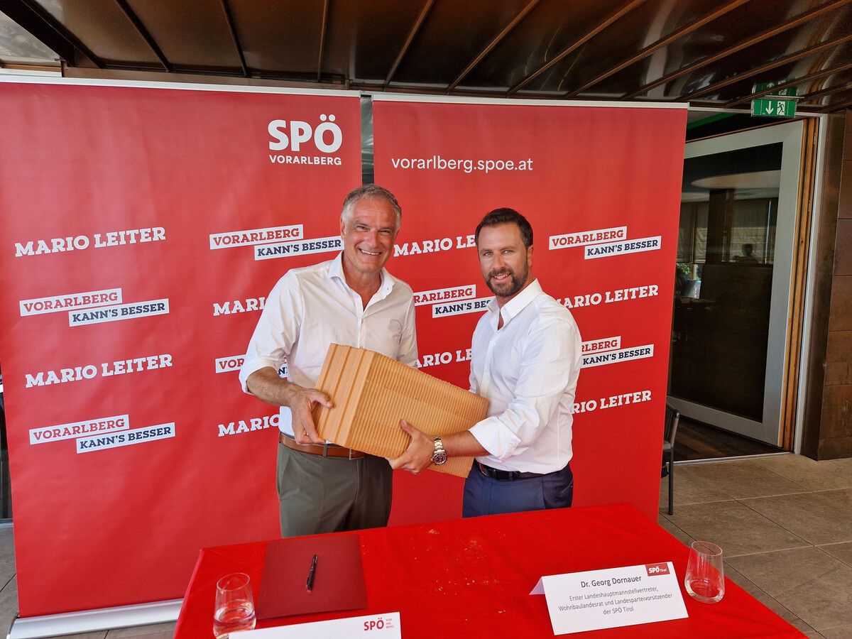 Wahlkampf: Leiter (l.) und Dornauer stemmen einen Ziegelstein.⇒SPÖ