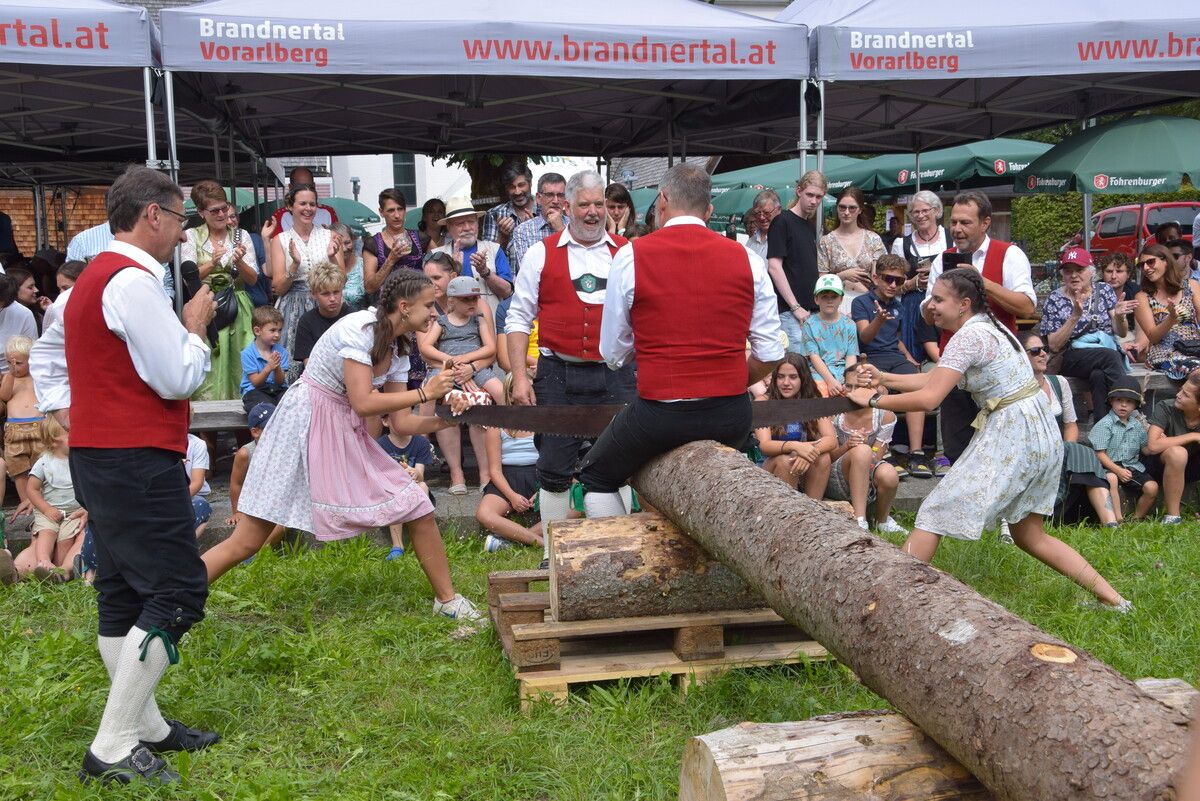 Wettsägen mit der alten Waldsäge: Johanna und Sophia Nessler, Töchter des Trachtenkapelle-Obmanns Richard Nessler, stellten sich der Herausforderung.