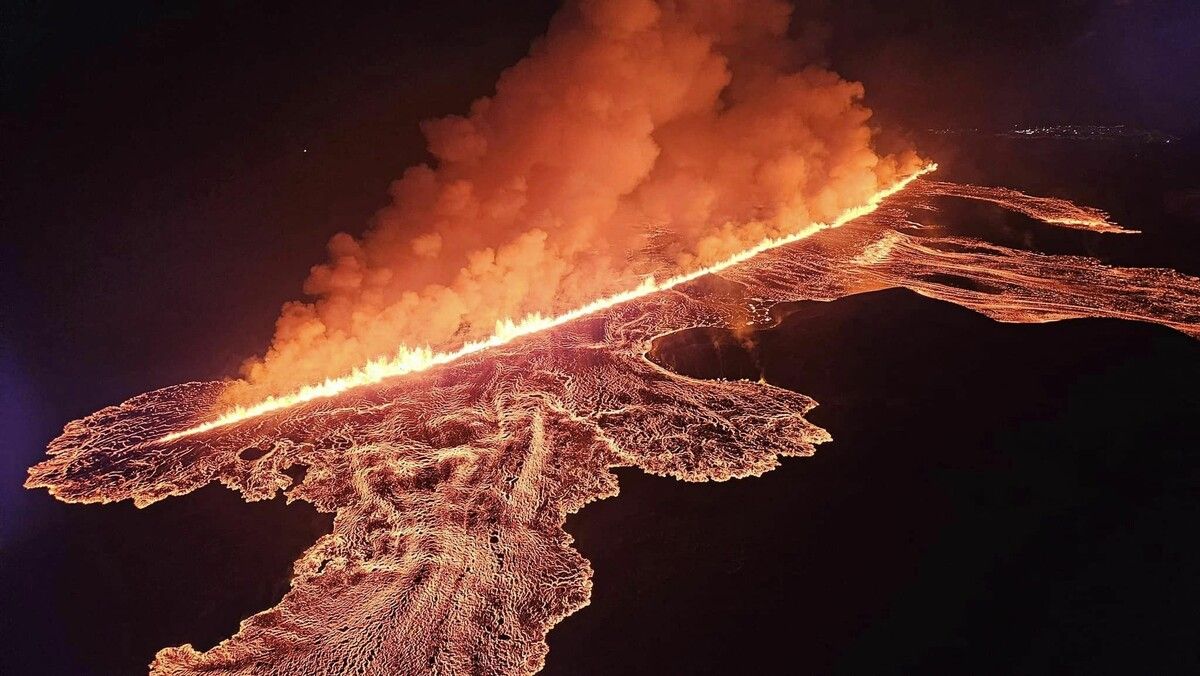 Wie zuletzt Ende Mai bahnte sich die glutrote Lava auf einer Halbinsel nahe Reykjavik den Weg an die Erdoberfläche. ⇒AFP