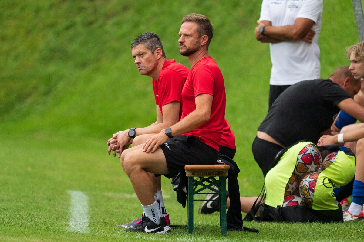 Wolfurts Trainer Jürgen Maccani (vorne) muss einige Spieler vorgeben.⇒VN-Stiplovsek