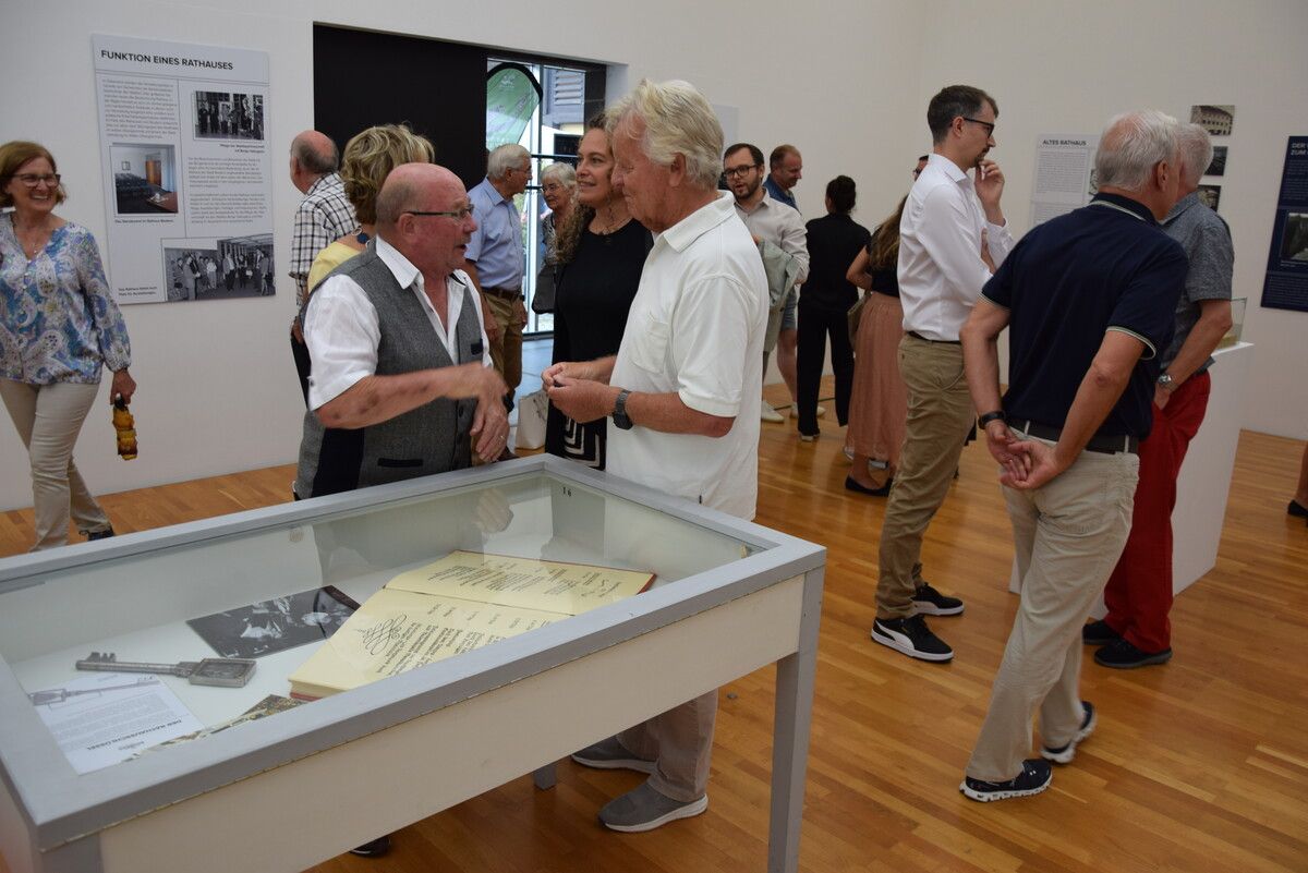 Zu der Vernissage zur Sommerausstellung „50 Jahre Rathaus Bludenz“ im Kunstraum Remise kamen zahlreiche Besucher und Mitarbeiter des Rathauses. ⇒Stadt Bludenz (2)