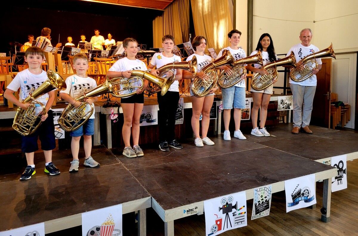 Zum stimmungsvollen Konzertauftakt gestaltete sich der Einmarsch aller Mitwirkenden und die Vorstellung der 51 Jungmusikanten und ihrer 17 Betreuer in den einzelnen Registern.