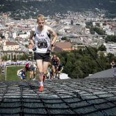 Im Laufschritt auf  die Bergiselschanze