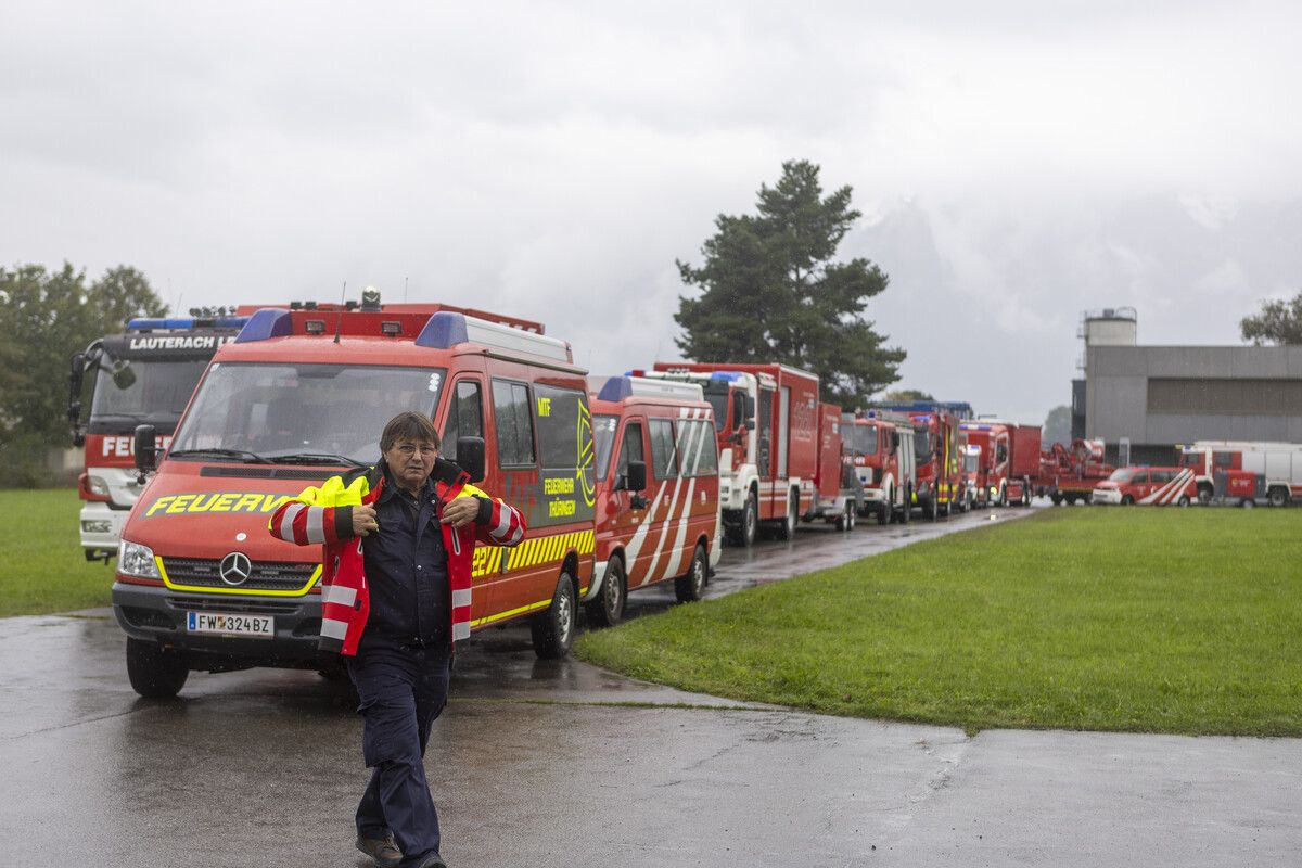 70 Feuerwehrleute aus zwölf Vorarlberger Gemeinden meldeten sich freiwillig zum Einsatz. ⇒vn/paulitsch