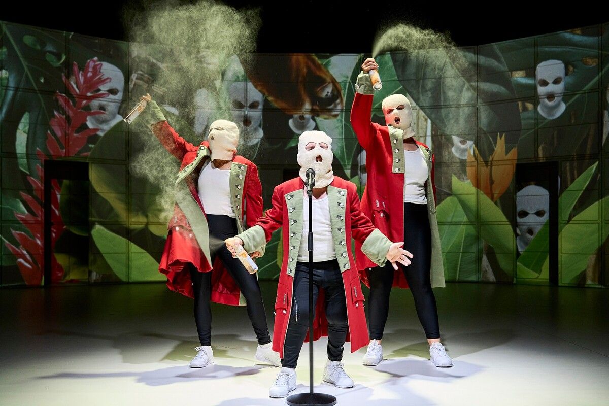 Absurdes Theater neu definiert: „Mondmilch trinken“ verbindet gesellschaftliche Fragen mit skurriler Komik im Theater Kosmos.⇒Anja Köhler