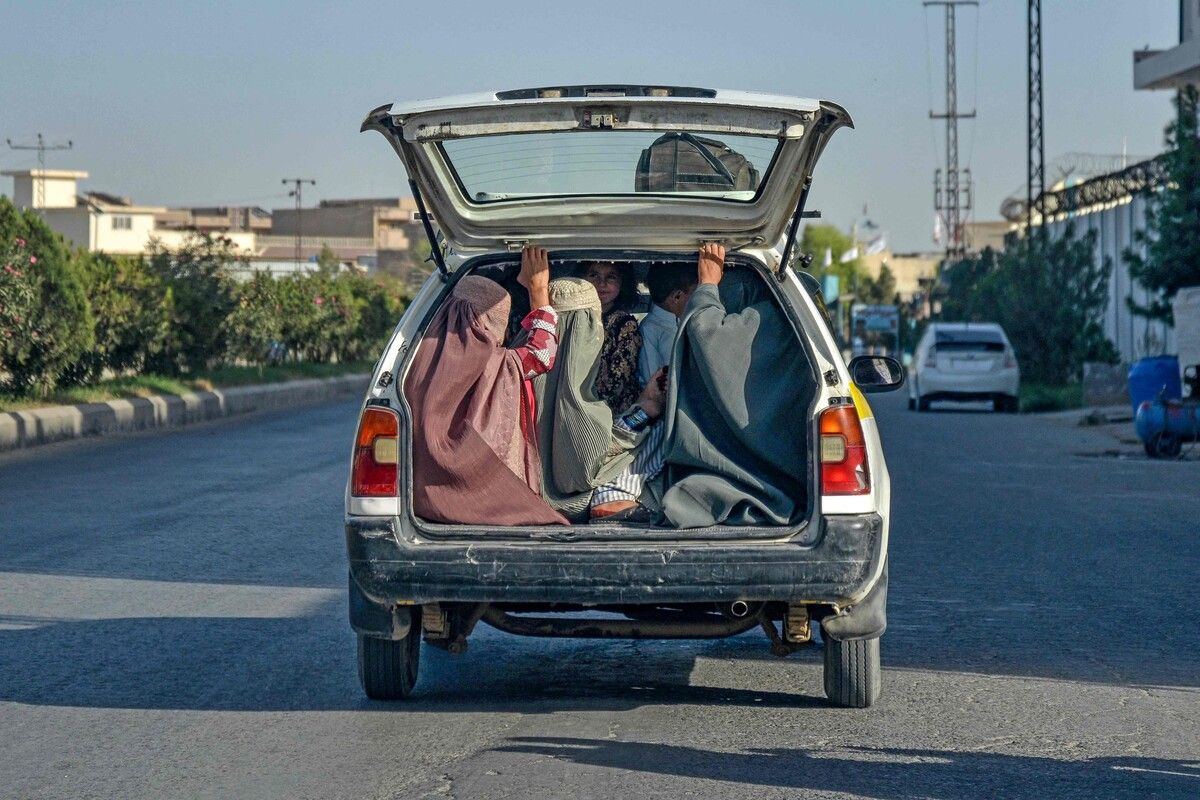 Afghanische Frauen, die mit Burka bekleidet sind, reisten auf dem Rücksitz eines örtlichen Taxis in Kandahar von A nach B. AFP