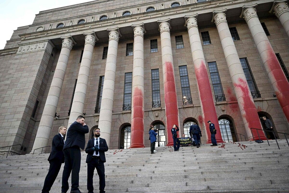 Aktivisten haben das finnische Parlamentsgebäude in Helsinki mit roter Farbe besprüht: Sie protestieren damit gegen den Torfabbau. AFP