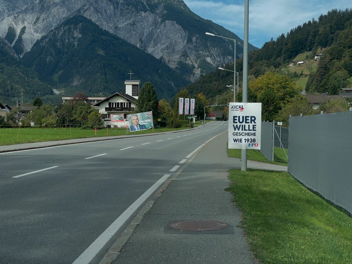 Aktuell aus Gantschier: Überklebte Wahlplakate der FPÖ.⇒ VN