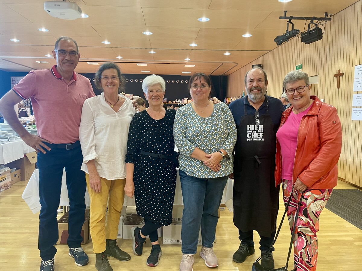 Alfred Schmid, Organisatorin Eva Hagen, Marie-Luise Neyer, Bettina Sutterlüti, Gebhard Sutterlüti und Ruth Aberer bilden zusammen das „Kernteam” des Flohmarkts. ⇒VN/LIH