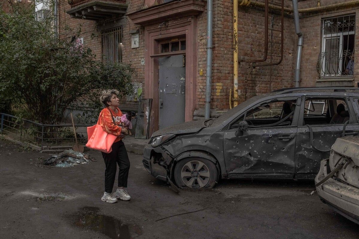 Am Donnerstag attackierte Russland erneut die Hauptstadt der Ukraine. Eine Frau in Kiew betrachtet die Schäden. AFP