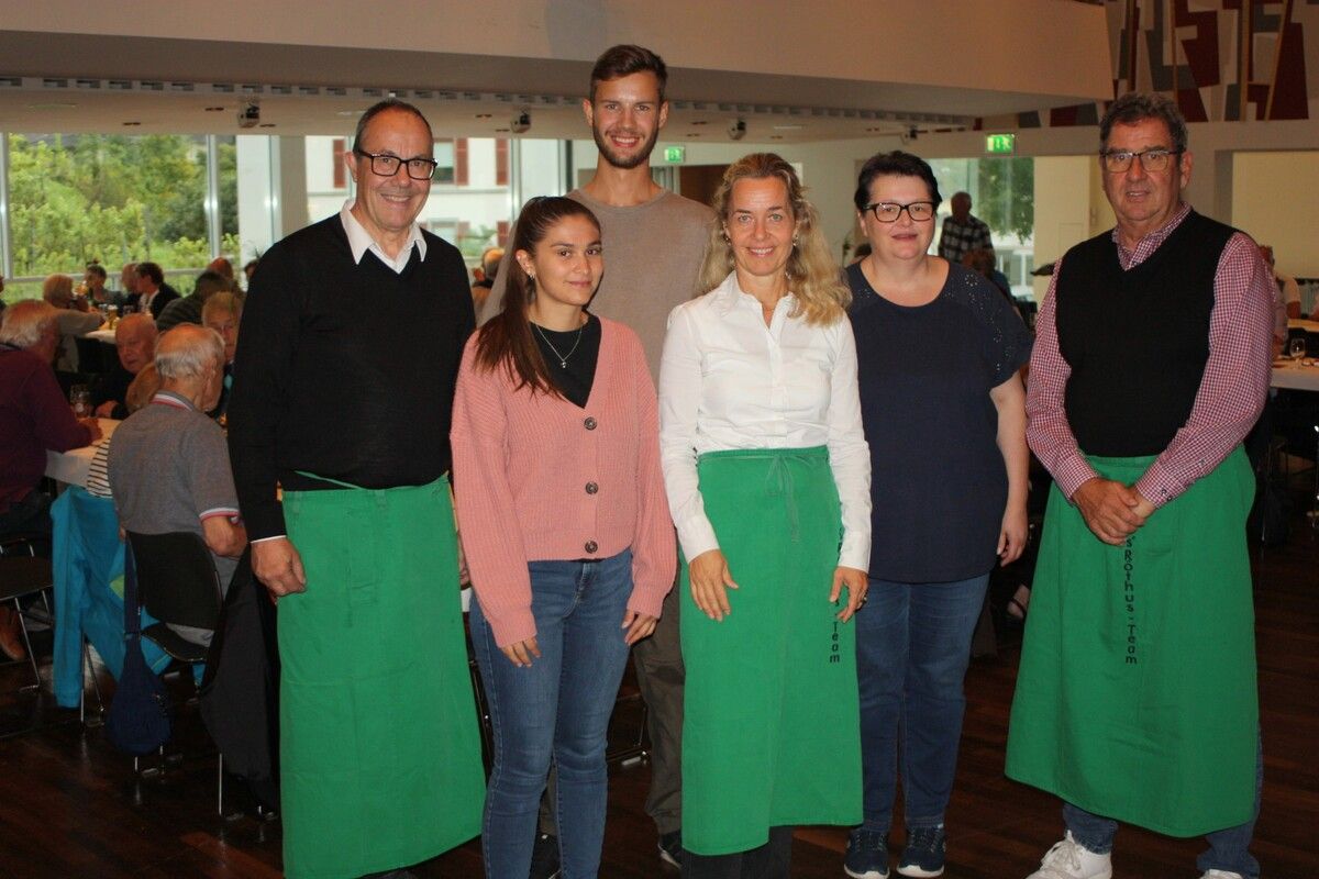 Andreas Prenn (l.), die Gemeinderäte Karin Reith und Helmut Jenny, die MGR-Mitarbeiter Manuela Muhr, Marielle Längle und Tobias Walser machten als Kellner eine gute Figur. ⇒VN/TK
