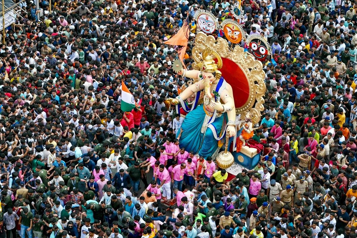 Anhänger tragen eine Statue der Hindu-Gottheit Ganesha vor dem Ganesh- Chaturthi-Fest in Mumbai auf ihren Schultern. AFP