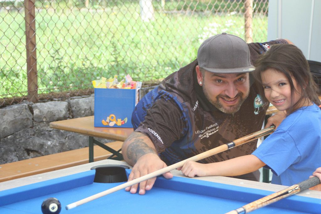 Ankisza und Thomas beim Poolbillard.